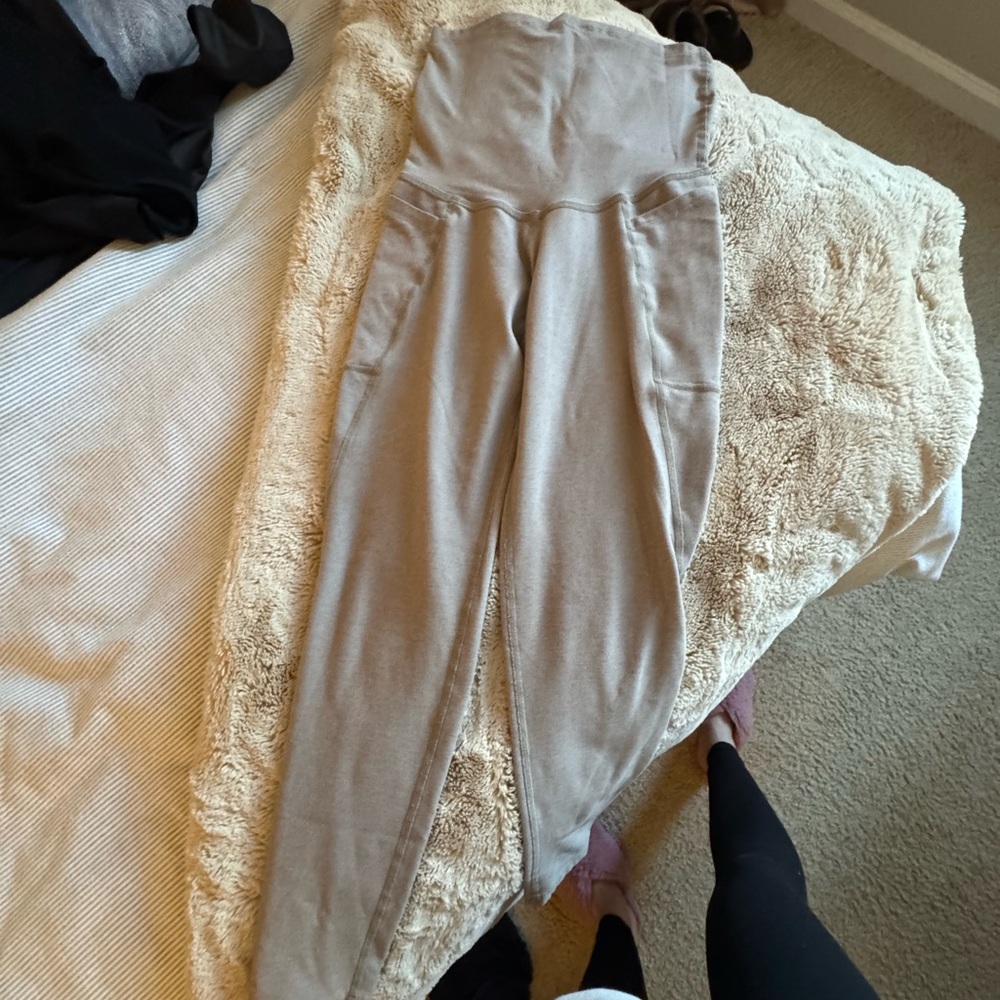 Beyond Yoga Maternity leggings with pockets